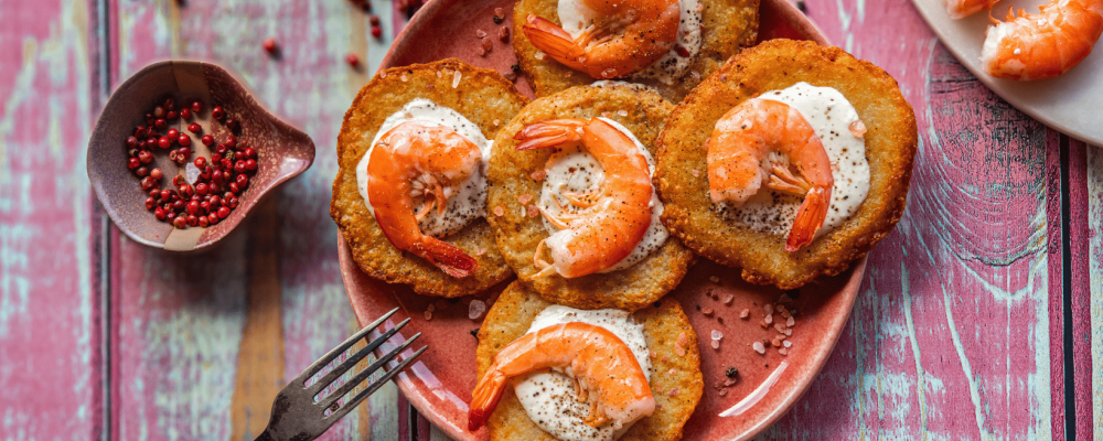 Картофельные оладьи с чесночным соусом и креветками