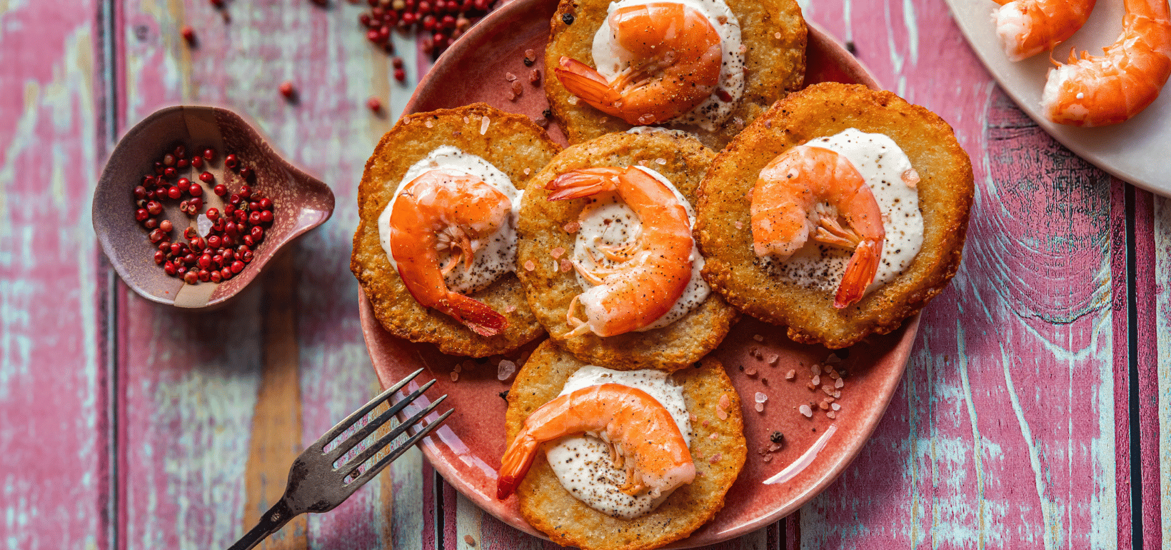 Картофельные оладьи с чесночным соусом и креветками