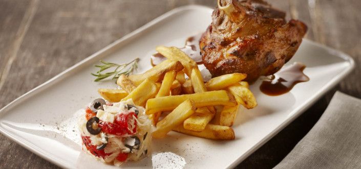 Запеченная свиная рулька с квашеной капустой и  картофелем фри Mama's Fries