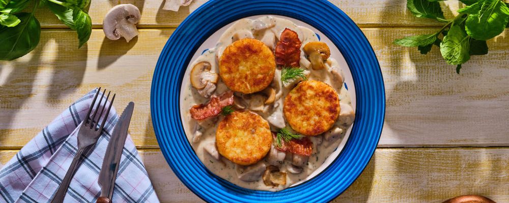 AVIKO Rösti Rondjes Naturel с шампиньонами, соусом бешамель (ciulama de ciuperci) и хрустящим беконом