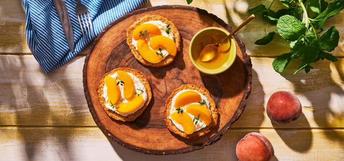 AVIKO PANCAKES со сливочным сыром, медом, тимьяном и персиками