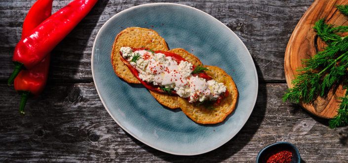 AVIKO PANCAKES с приготовленным на гриле фаршированным фетой красным перцем и сливочным соусом