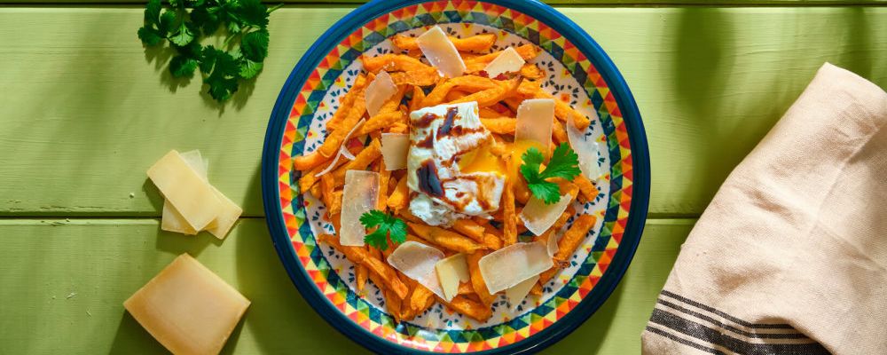 AVIKO Sweet potato fries с яйцом-пашот, выдержанным сыром и соусом из бальзамического уксуса