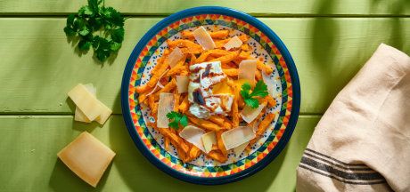 AVIKO Sweet potato fries с яйцом-пашот, выдержанным сыром и соусом из бальзамического уксуса