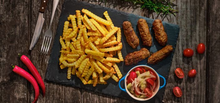 AVIKO ZIG ZAG РЕЦЕПТ РИФЛЕНОГО КАРТОФЕЛЯ ФРИ, ЧЕВАПЧИЧИ НА ГРИЛЕ И ВЕСЕННЕГО САЛАТА