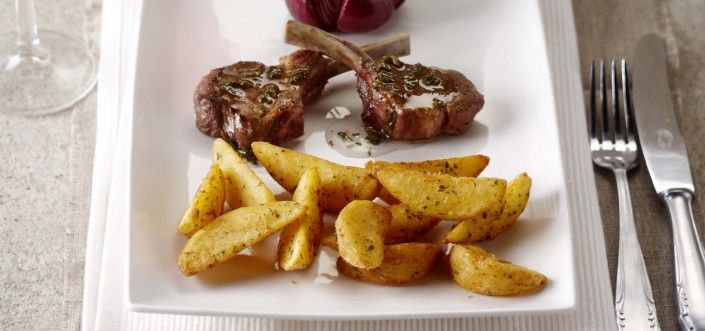 Картофельные дольки с чесноком  с бараньими котлетками, запеченным луком и мятным соусом