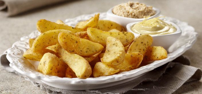 Картофельные дольки со вкусом чеснока с хумусом и лимонным майонезом