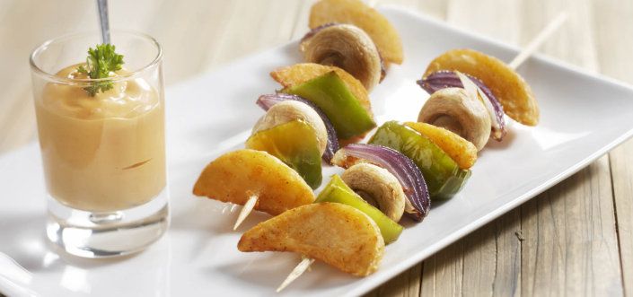 Шашлык из картофельных долек с мятным соусом