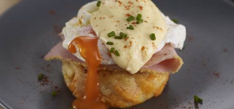 Картофельный гратен с сыром Эмменталер, подается с ветчиной серрано и яйцом пашот