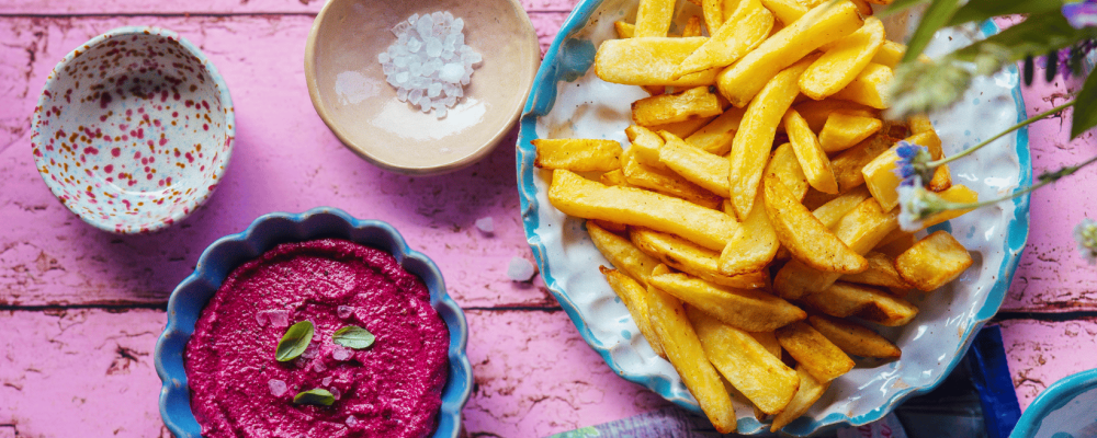 Домашний Mama's Fries с розовым дипом из свёклы