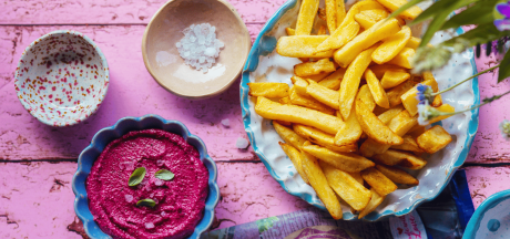Домашний Mama's Fries с розовым дипом из свёклы
