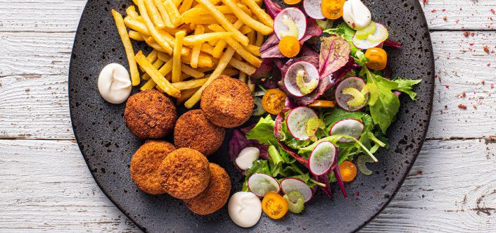 Фрикадельки из тунца с домашним салатом и тонким картофелем фри