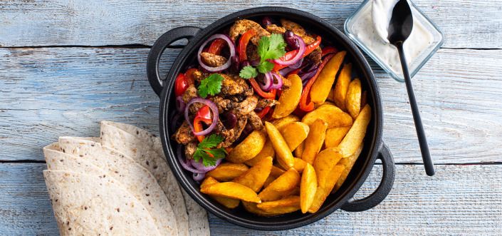 Фахитас из курицы, перца, красного лука, йогурта и фасоли, подаваемые с Pati Parts Tex Mex