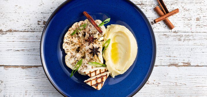 Запеченная цветная капуста с корицей, халлуми на гриле и пюре с молоком и маслом