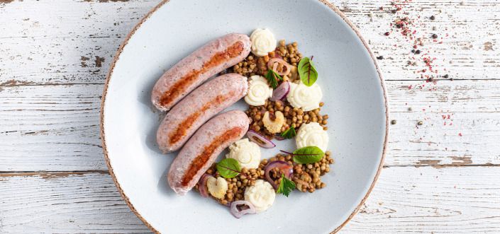 Чечевица с сальсиччей, то есть итальянской белой колбаской, сельдереем, помидорами и пюре с молоком и маслом