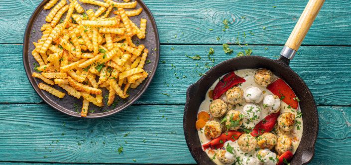 Пульпетики (фрикадельки) из белого мяса, тушеные в сырном соусе с паприкой, чесноком и картофелем фри Zig Zag
