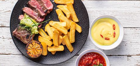 Антрекот гриль, сервированный со стейковым картофелем фри Steak Fries и домашними соусами
