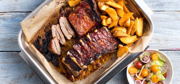 Ребрышки, маринованные в соусе salsa BBQ, с салатом, кориандром и кислой сметаной, подаваемые с пикантными картофельными кусочками Pati Parts Tex Mex